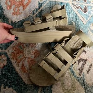 Women’s Teva NWOB platform strappy sandals - Sz 9